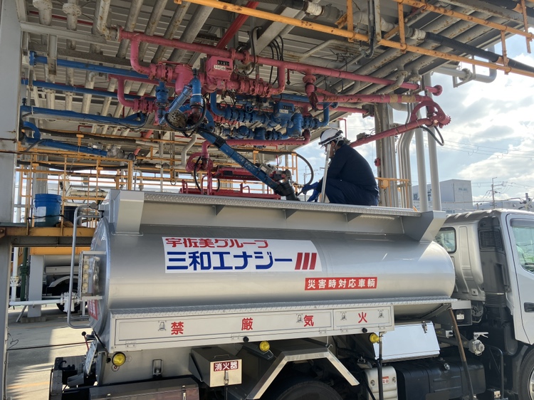 ドライバー/タンクローリー 長時間運転・泊まり勤務・手積み手降ろし…全部ナシ！タンクローリー運転手