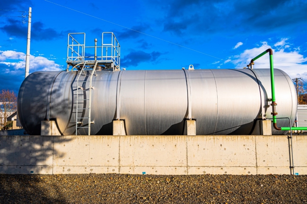 施設における燃料タンクの設置に関する、消防法の内容は？