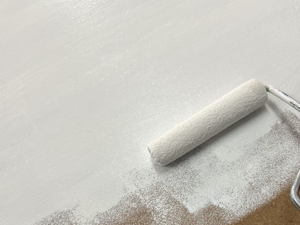 座る, 横たわる, テーブル, ペア が含まれている画像
自動的に生成された説明